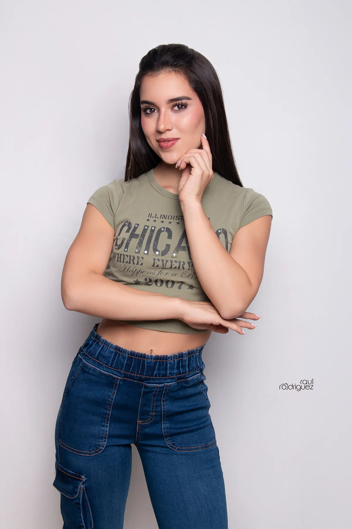 Retrato de medio cuerpo de una mujer con camiseta corta verde y pantalón cargo de mezclilla azul, con cintura elástica y bolsillos delanteros visibles.