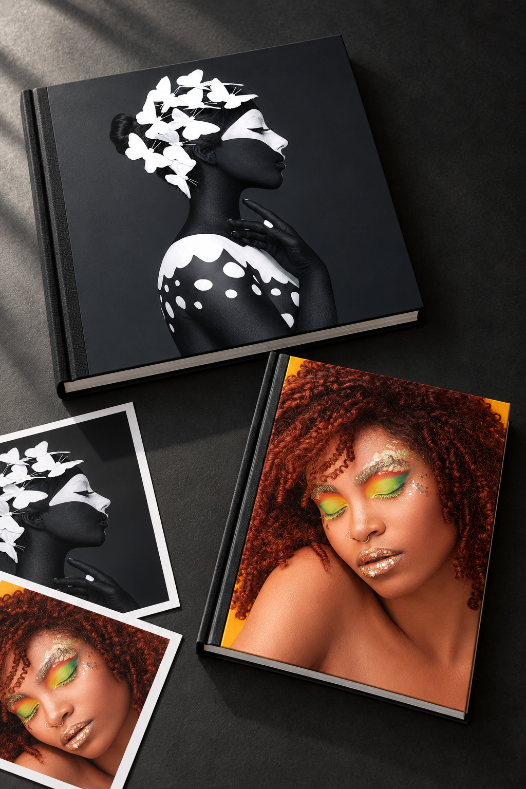 Photobooks físicos y fotografías impresas sobre una superficie oscura, con portadas de retrato artístico y beauty.